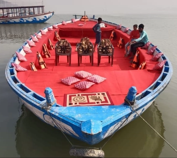 Deluxe open-deck Ganga boat, capacity 40