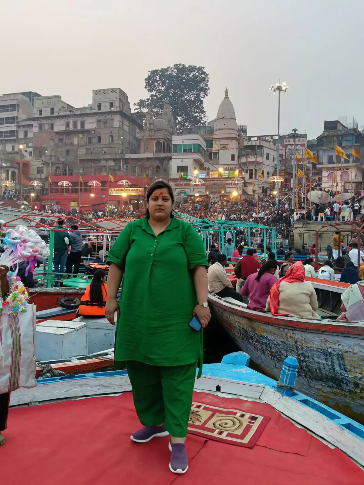 Pilgrims along the Varanasi ghats