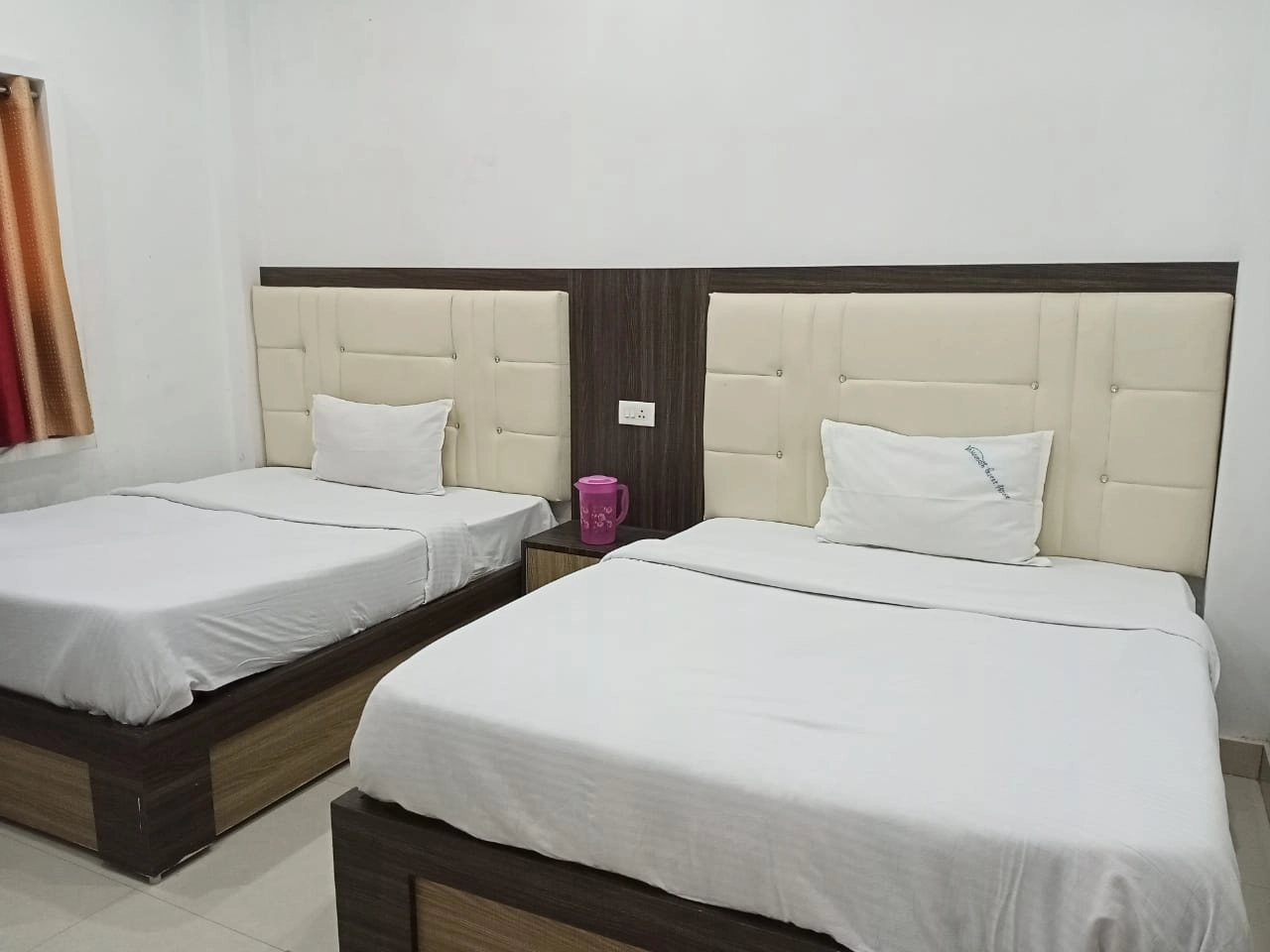 Hotel Vishwanath guest room bedding detail